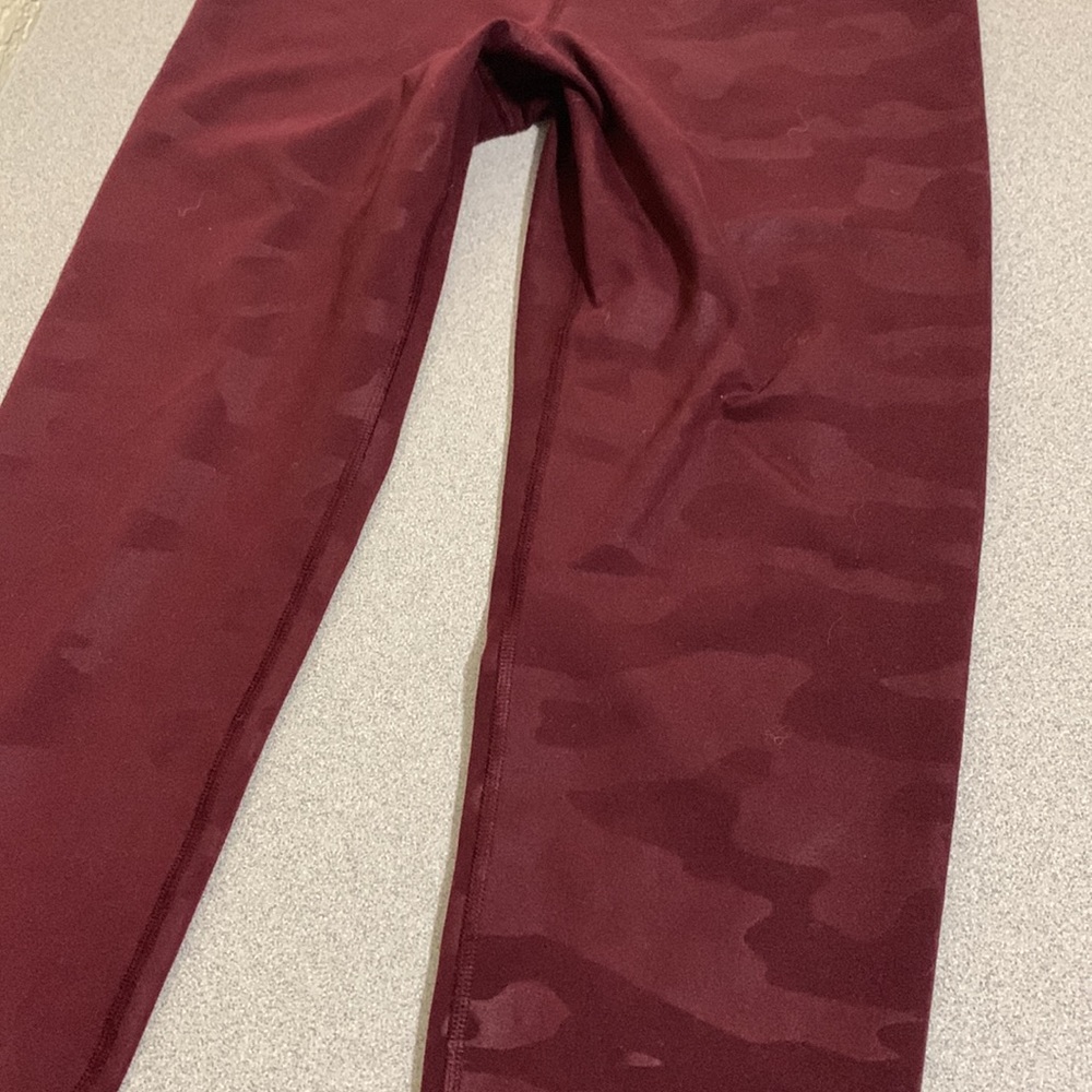 Old Navy Camo Maroon Elevate Leggings